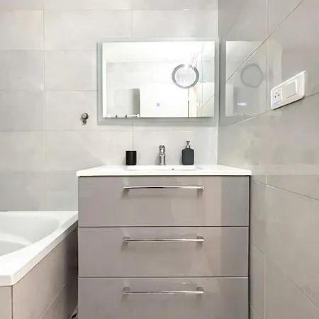 Avec Piscine Metro Convention パリ